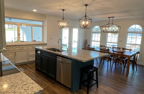 Mission House | Ideal for large groups - 4 King Beds- Sleep 16