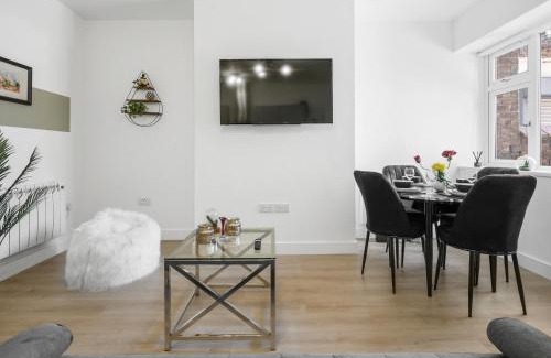 Trafford Apartment | Ideal Lodgings In Urmston