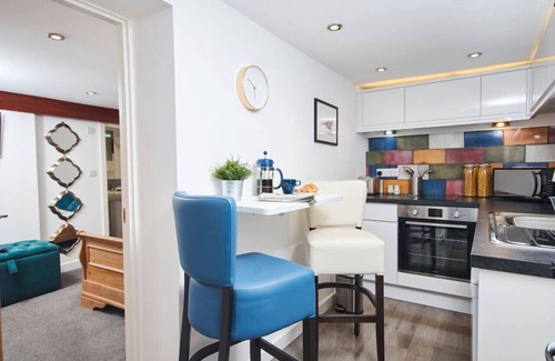 Kegworth Apartment | Ideal Work Base for EMA: Stylish Space, Gym Access