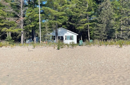 Bois Blanc Island House | Idyllic cottage on Bois Blanc Island's Snow Beach