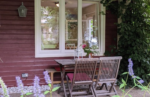 Bommern Apartment | Idyllic cottage Sweden for 3 (-4) persons with terrace and a great garden!