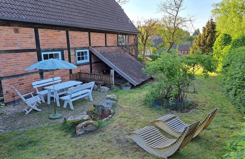 Hoesseringen Apartment | Idyllisches Fachwerkhaus in der Lüneburger Heide mit Badewanne und Kamin