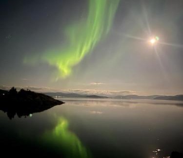 Tverlandet House | Idyllisk sjøhus på Naurstad