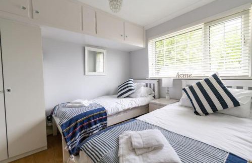 Scurlage House | Immaculate Gower Getaway with Pool & Facilities