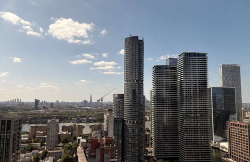 Canary Wharf Apartment | Immaculate spacious high floor Canary wharf apartment