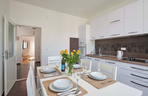 Zvekovica Apartment | Immerse yourself in Apartment Micika’s sun-kissed charm!