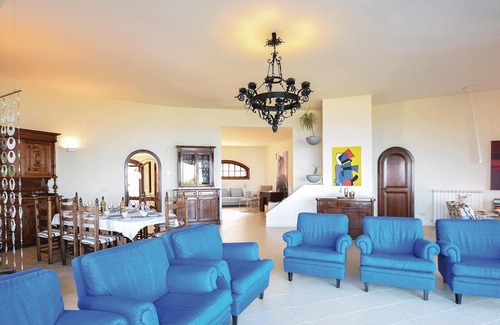 Pizzo House | In a land characterized by coves, promontories, white sandy beaches and crystal clear sea in the Tyr