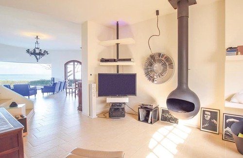 Pizzo House | In a land characterized by coves, promontories, white sandy beaches and crystal clear sea in the Tyr