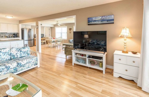 Duck Condo | In Duck with Community Pool & Beach Access