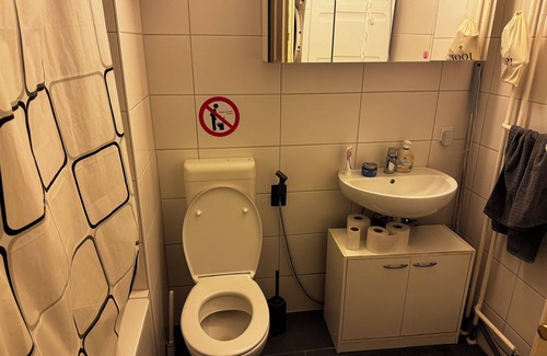 Gesundbrunnen House | in Gemütliches, Zimmer in Wedding, 2 Minuten Entfernt von der Bushaltestelle