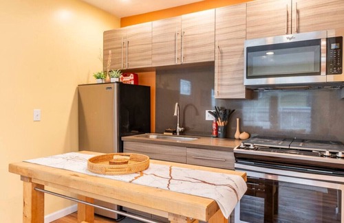 Atlantic Apartment | In the Heart of Seattle - private courtyard & free parking