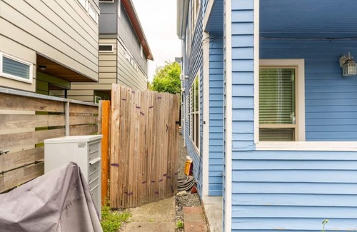 Atlantic Apartment | In the Heart of Seattle - private courtyard & free parking