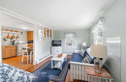 Narragansett Pier Cottage | In the heart of the Pier, short walk to Narragansett Beach, Towers and shops!