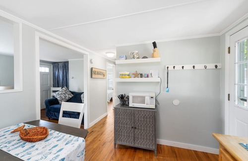 Narragansett Pier Cottage | In the heart of the Pier, short walk to Narragansett Beach, Towers and shops!