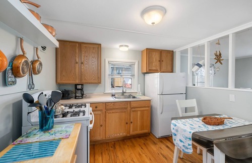 Narragansett Pier Cottage | In the heart of the Pier, short walk to Narragansett Beach, Towers and shops!