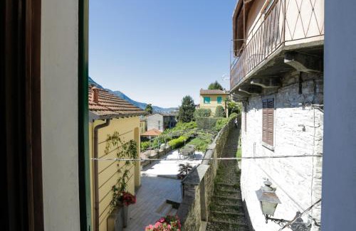 Carate Urio Apartment | In the Historic Village - Riva Lago 10