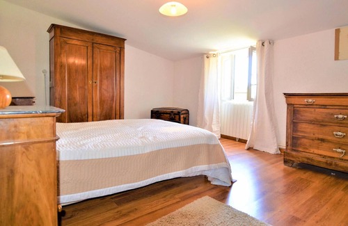 Suze-la-Rousse House | In this beautiful vacation home with pool you can enjoy a relaxing vacation.