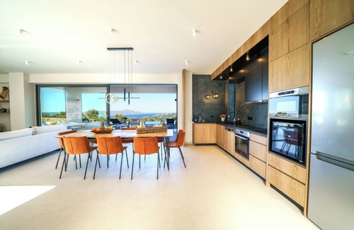 Vamos Villa | In Vivo Luxury Villa-90m2 Heated- Infinity pool,Stunning views,kids playground.