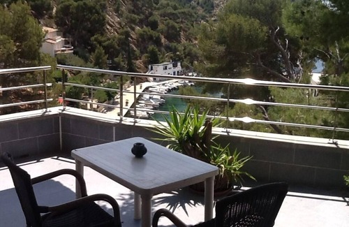 Ensues-la-Redonne Apartment | Independent apartment in villa, in the pines overlooking the sea.