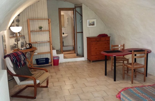 Alba-la-Romaine House | Independent room. Atypical house. Medieval hamlet at the foot of the volcanic neck