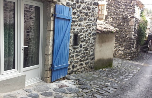 Alba-la-Romaine House | Independent room. Atypical house. Medieval hamlet at the foot of the volcanic neck