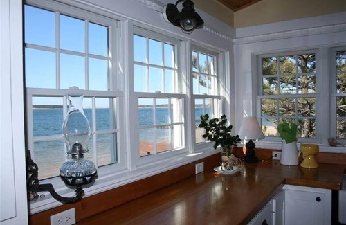 Indian Neck Heights House | Indian Neck 2BD Waterfront-RIGHT ON THE BEACH, A/C, Direct Beach Access, Amazing Water Views & Sunsets