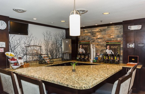 Grand Forks Condo | Indoor Pool & Hot Tub. Free Breakfast. 15 Min Walk to University of North Dakota.