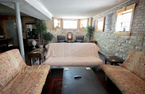 Lake View East Apartment | Inspiring Grotto Sleeps 10-20 Free TV & Parking