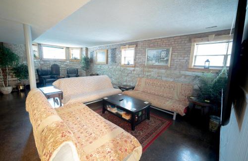 Lake View East Apartment | Inspiring Grotto Sleeps 10-20 Free TV & Parking