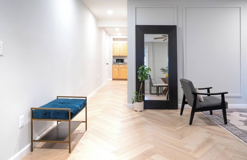 The Waterfront Apartment | Insta-worthy Spacious Garden Apt - Easy NYC Access, 10 min walk to train