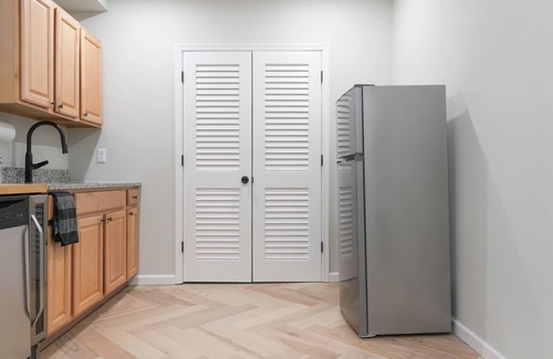 The Waterfront Apartment | Insta-worthy Spacious Garden Apt - Easy NYC Access, 10 min walk to train