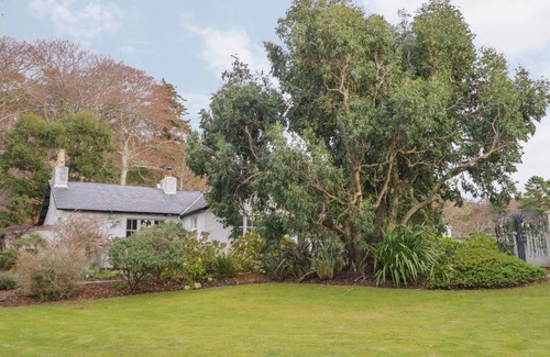 Drumchork Cottage | INVEREWE - GARDEN LODGE, family friendly, with a garden in Poolewe