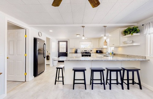 Dundee House | Inviting home with firepit, fast WiFi, skiing, full kitchen, & W/D