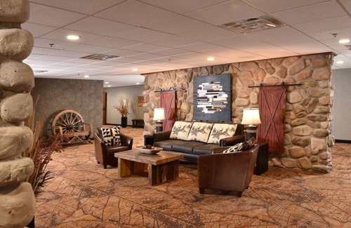 Onalaska Hotel | Inviting Lodge-Like Stay with Hot Breakfast & Complimentary Breakfast