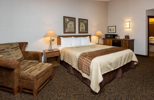 Onalaska Hotel | Inviting Lodge-Like Stay with Hot Breakfast & Complimentary Breakfast