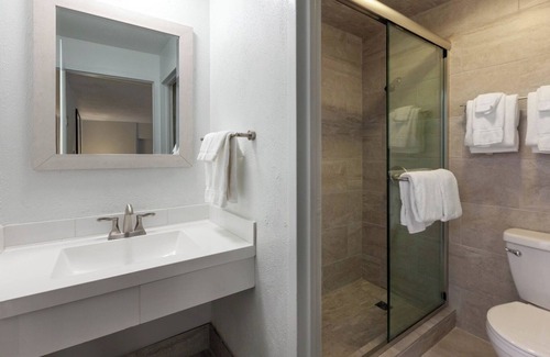 Iron Mountain Hotel | Inviting Lodge with Family-Friendly Amenities - Near Local Attractions