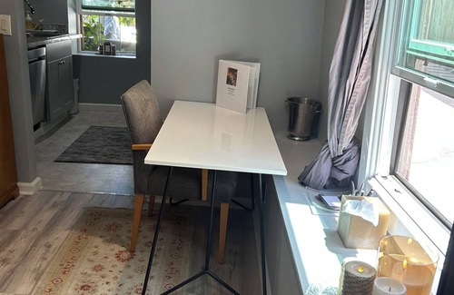 Oak Knoll - Redwood Park House | Inviting New Efficiency Apartment on Eagle Hill in Redwood City