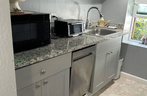 Oak Knoll - Redwood Park House | Inviting New Efficiency Apartment on Eagle Hill in Redwood City