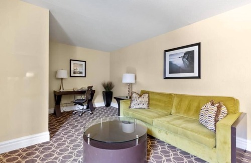 Corte Madera Hotel | Inviting Unit w/Kitchen | Courtyard | Outdoor Pool | Free Parking