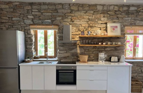 Milopotas House | Ios Suite Atellier-Cozy Stone Retreat near the sea