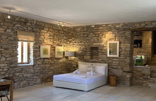 Milopotas House | Ios Suite Atellier-Cozy Stone Retreat near the sea