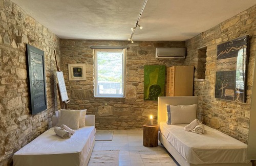 Milopotas House | Ios Suite Atellier-Cozy Stone Retreat near the sea