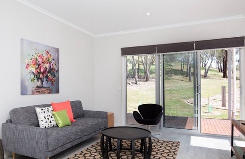 Homewood House | "Ironbark" @ Yea Springs - affordable luxury right on the Railtrail