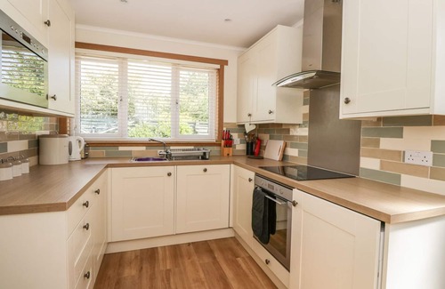 Murthly Cottage | ISLA COTTAGE, pet friendly, with a garden in Blairgowrie