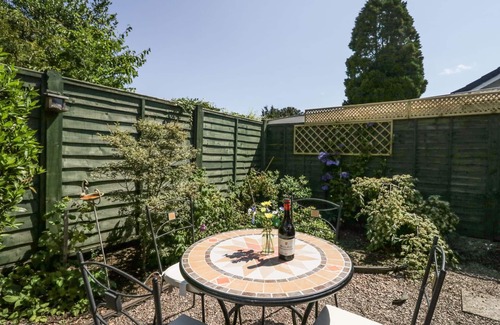 Murthly Cottage | ISLA COTTAGE, pet friendly, with a garden in Blairgowrie