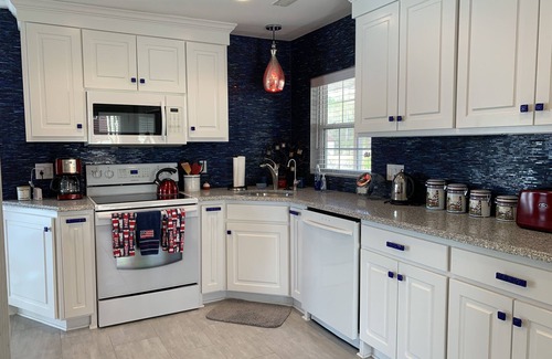 Chapin Cottage | Island Trail's Sunset Cottage on Beautiful Lake Murray - Now with King Size bed!