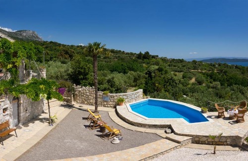 Kastela Ski Chalet | Isolated Stone House "Angelo"