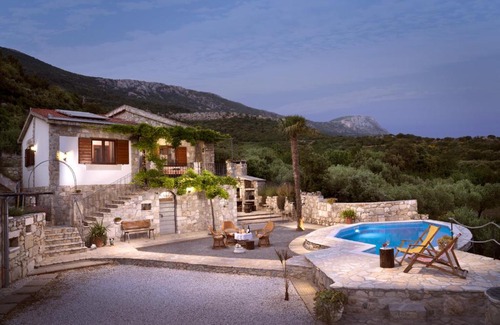 Kastela Ski Chalet | Isolated Stone House "Angelo"