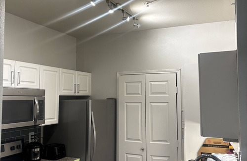 Las Colinas Apartment | It is a shared place. I work from home, day shift. Welcome and enjoy your stay.