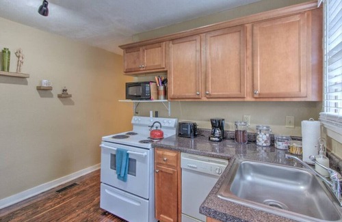 Midtown Apartment | J 82 · Peaceful Retreat in Gated Midtown Community